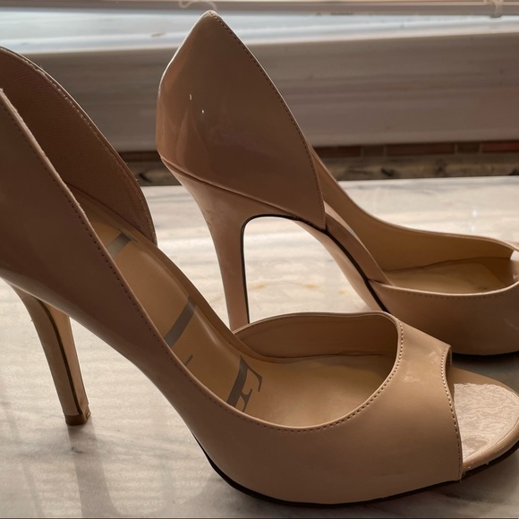 Elle Open Toe Patent Shining Pumps. - Picture 3 of 9
